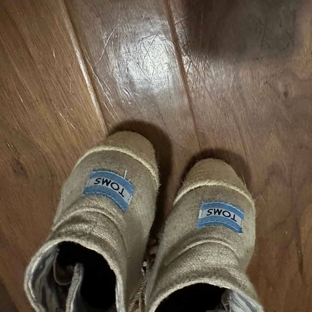 EUC Toms natural ankle bootie. - Picture 3 of 5